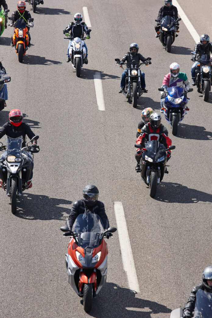 Groupe de motos sur la route