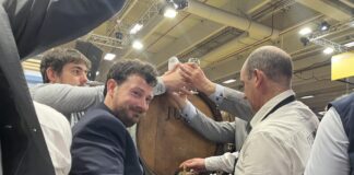 Les Ambassadeurs des Vins Jaunes ont procédé à la mise en perce du millésime 2018.