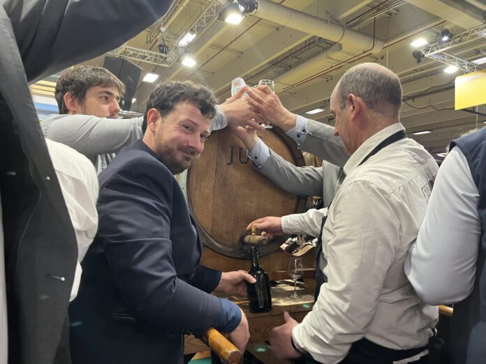 percée vin Les Ambassadeurs des Vins Jaunes ont procédé à la mise en perce du millésime 2018.