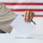 Une personne votant pour les municipalités