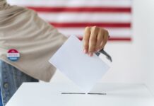 Une personne votant pour les municipalités