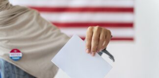 Une personne votant pour les municipalités