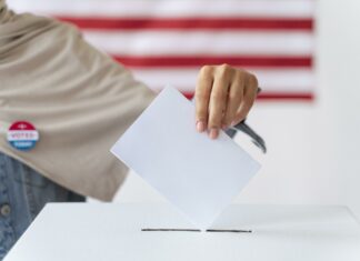 Une personne votant pour les municipalités