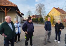 reunion rue des perchées avec les habitants et le maire