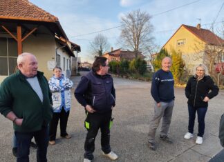 reunion rue des perchées avec les habitants et le maire