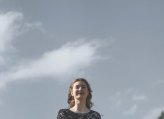 Jeune femme qui marche sur la route