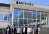 L'équipe de Société Meynier devant l'usine de fabrication