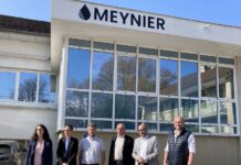 L'équipe de Société Meynier devant l'usine de fabrication