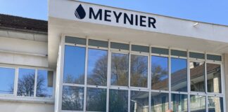 L'équipe de Société Meynier devant l'usine de fabrication
