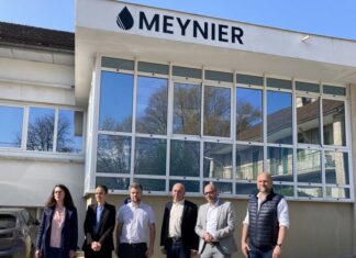 L'équipe de Société Meynier devant l'usine de fabrication