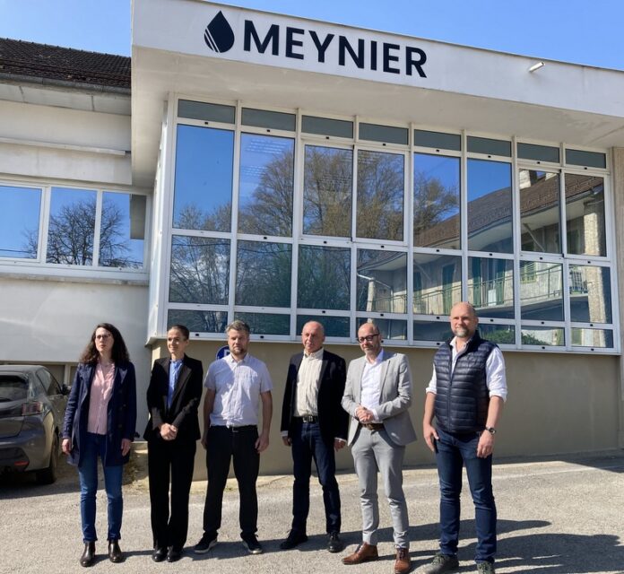 L'équipe de Société Meynier devant l'usine de fabrication