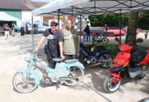 Julien et Aurélien présentent une AV 88 de 1959 une mobylette collector