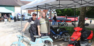 Julien et Aurélien présentent une AV 88 de 1959 une mobylette collector