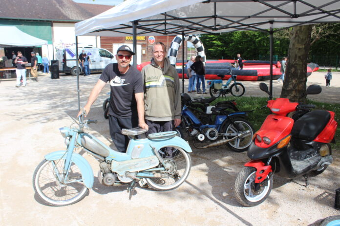 Julien et Aurélien présentent une AV 88 de 1959 une mobylette collector