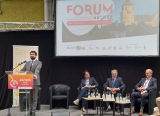 Maire de dole qui prend parole au Forum Agores