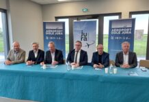 Gérôme Fassenet avec les collaborateurs de l'aéroport de Dole-Jura