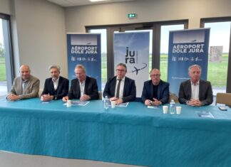 Gérôme Fassenet avec les collaborateurs de l'aéroport de Dole-Jura