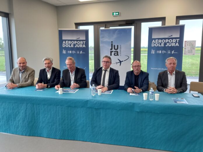 Gérôme Fassenet avec les collaborateurs de l'aéroport de Dole-Jura