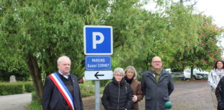 La Famille Cornet devant la plaque de Rue Dédiée à Daniel Cornet