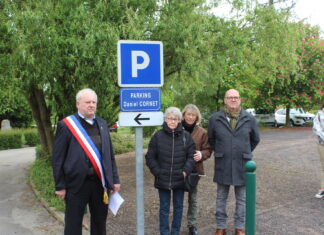 La Famille Cornet devant la plaque de Rue Dédiée à Daniel Cornet