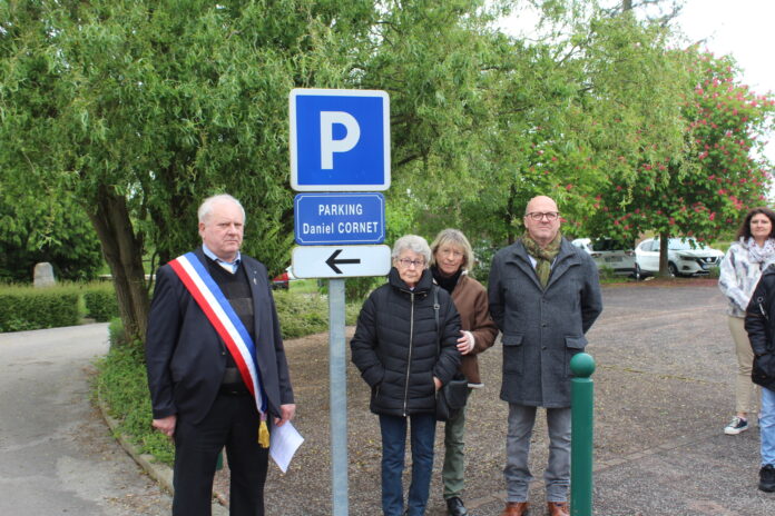 La Famille Cornet devant la plaque de Rue Dédiée à Daniel Cornet