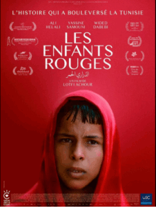 Affiche du film Les Enfants Rouges montrant un jeune garçon enroulé dans un tissu rouge sur fond rouge, symbole d'innocence et de tragédie.