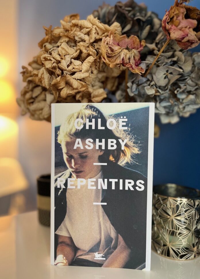 Coin des livres : Repentirs de Chloë Ashby — Présentation du roman devant un bouquet de fleurs Livre