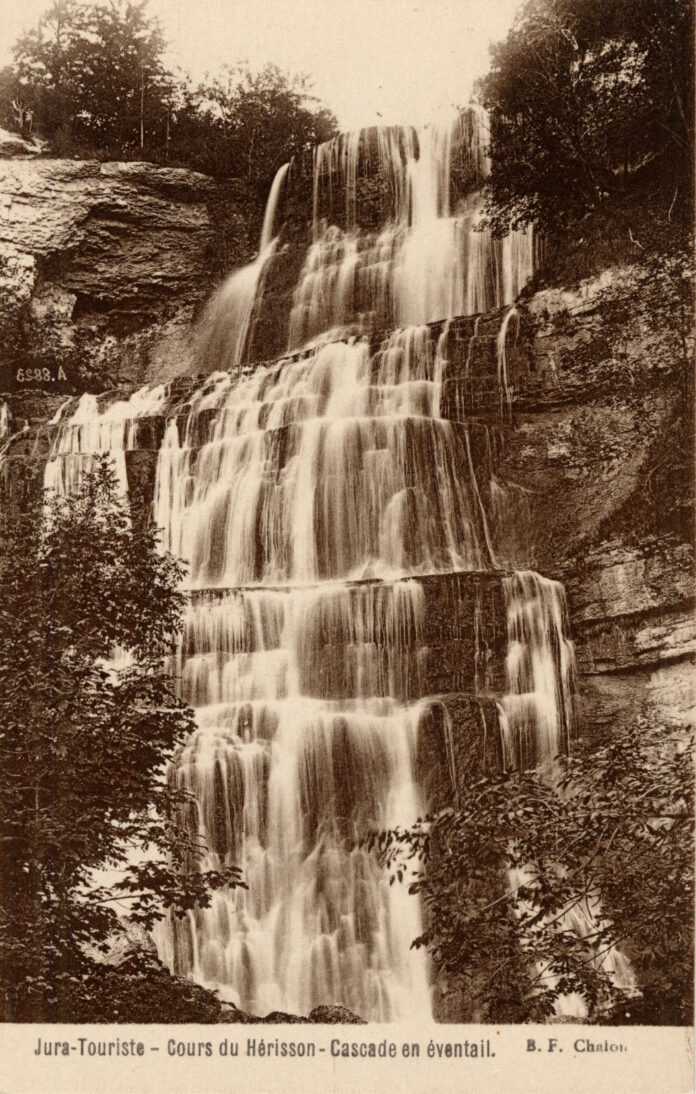 Hérisson (Jura). La cascade en éventail. Chalon-sur-Saône, imprimeire Bourgeois Frères. - 7Fi56 - Lot 1 - Média 1 - Archives départementales du Jura Archives Cascades du Herisson