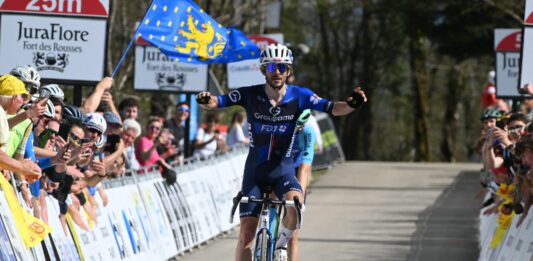 Guillaume Martin Guyonnet sur la ligne d'arrivé du tour du jura