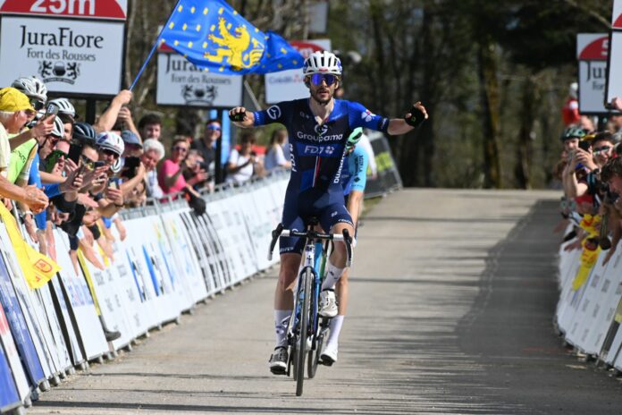 Guillaume Martin Guyonnet sur la ligne d'arrivé du tour du jura