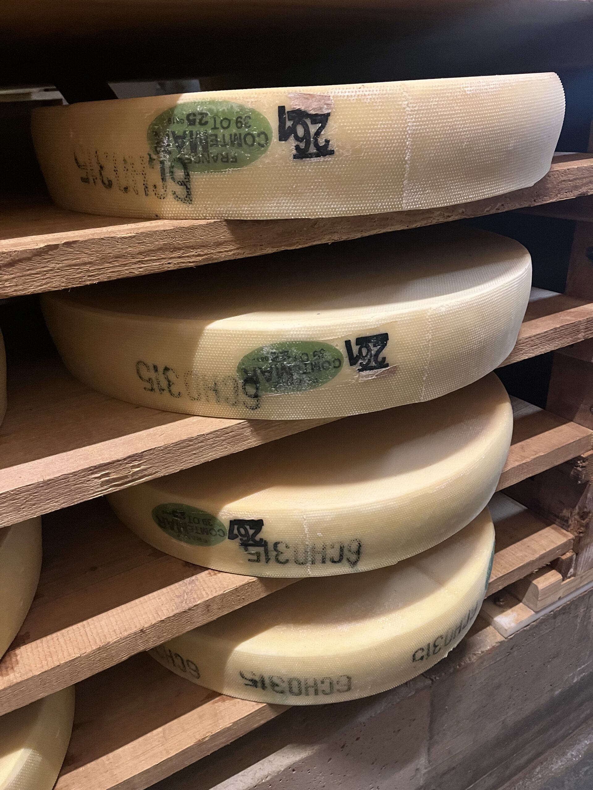 Inscription sur les meules de fromages dans une cave