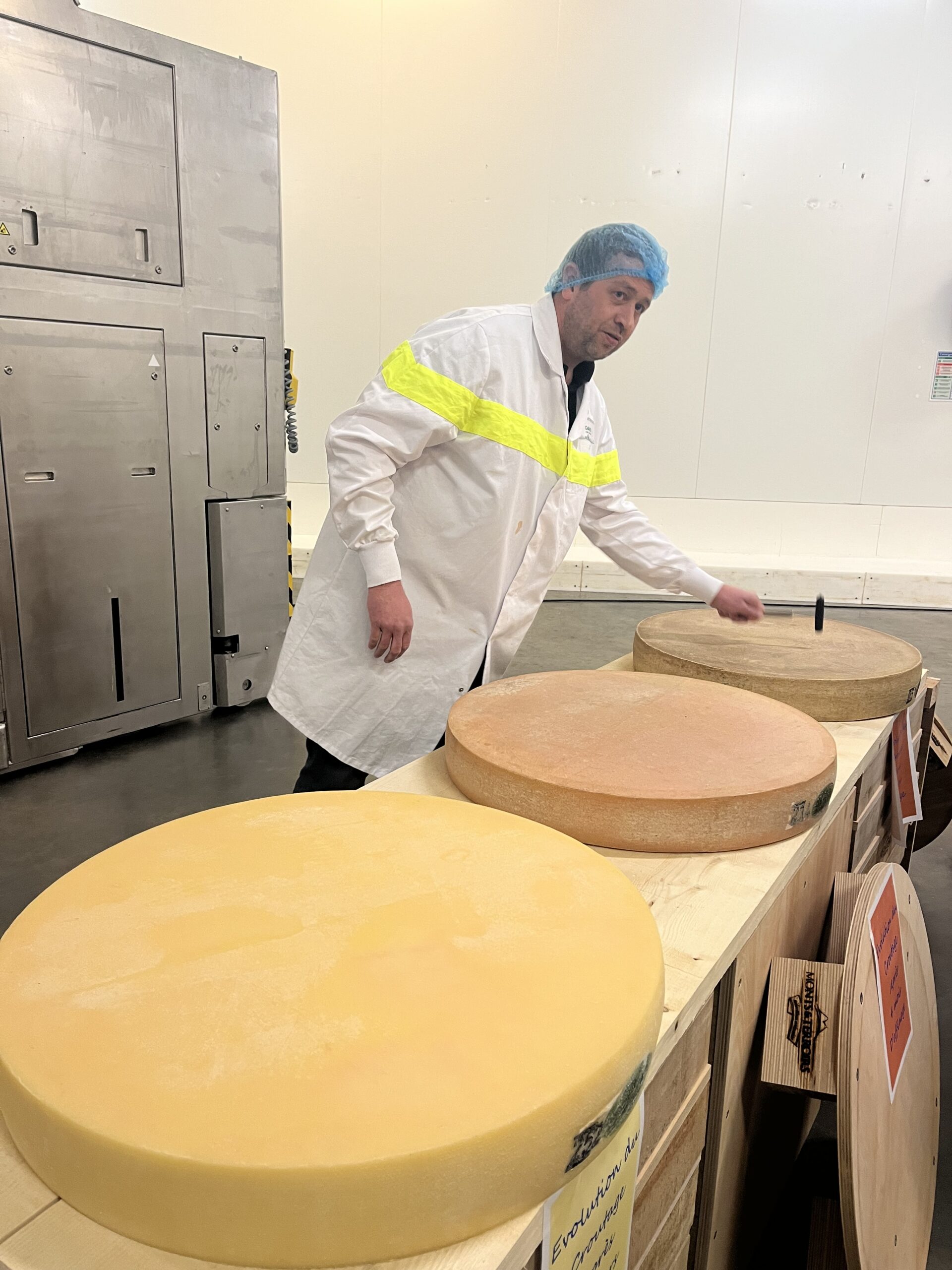 David fait écouter le son du comté suivant sa durée d'affinage.