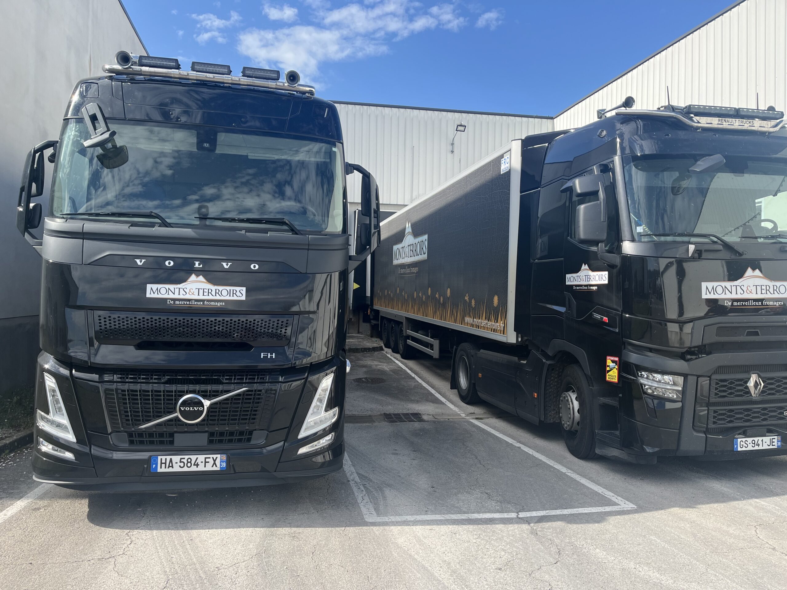 Photo des camions Volvo de l'entreprise Monts et Terroirs