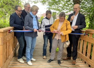 Nelly Faton en train de couper le ruban.