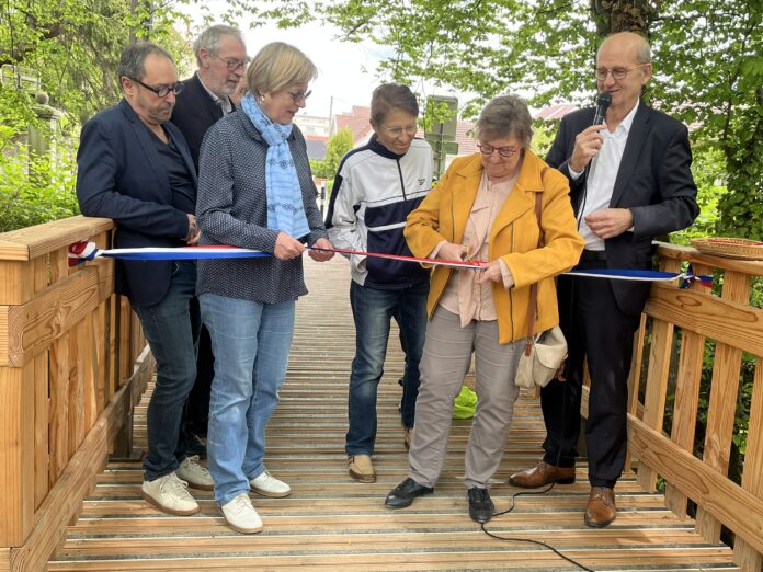 Nelly Faton en train de couper le ruban.