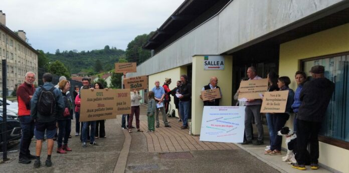 LES OPPOSANTS PELLETS QUI MANIFESTENT