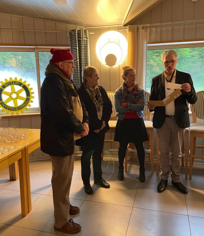 REMISE CHEQUE ROTARY AU CLUB DE RUGBY D'ARBOIS