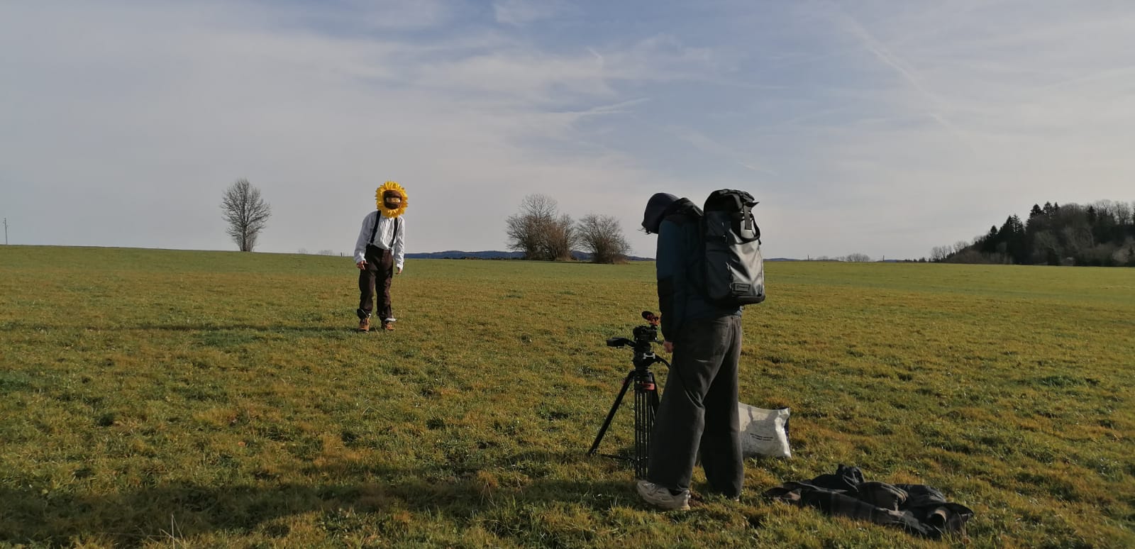 Zéphyr Buffard en train de prendre des photos dans un champs vide
