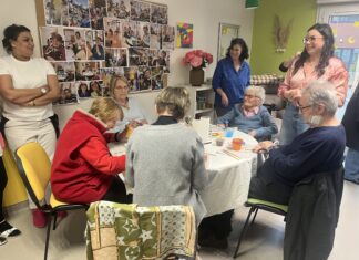 Les résidents en activité peinture Edilys