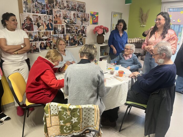 Les résidents en activité peinture Edilys