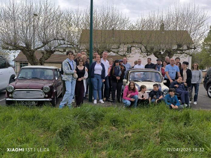 Sweet Mini club devant des véhicules mini