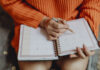 Une femme avec son agenda
