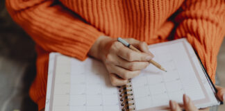 Une femme avec son agenda