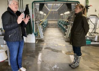 Carine Arbez explique ses choix à Sophie Deknuydt très intéressée