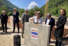 Isabelle Heurtier d'un bon coup de truelle a fini de sceller la première pierre du bâtiment sous un beau soleil