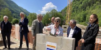Isabelle Heurtier d'un bon coup de truelle a fini de sceller la première pierre du bâtiment sous un beau soleil