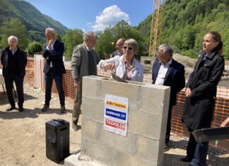 Isabelle Heurtier d'un bon coup de truelle a fini de sceller la première pierre du bâtiment sous un beau soleil