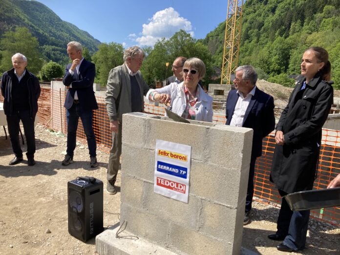 Isabelle Heurtier d'un bon coup de truelle a fini de sceller la première pierre du bâtiment sous un beau soleil