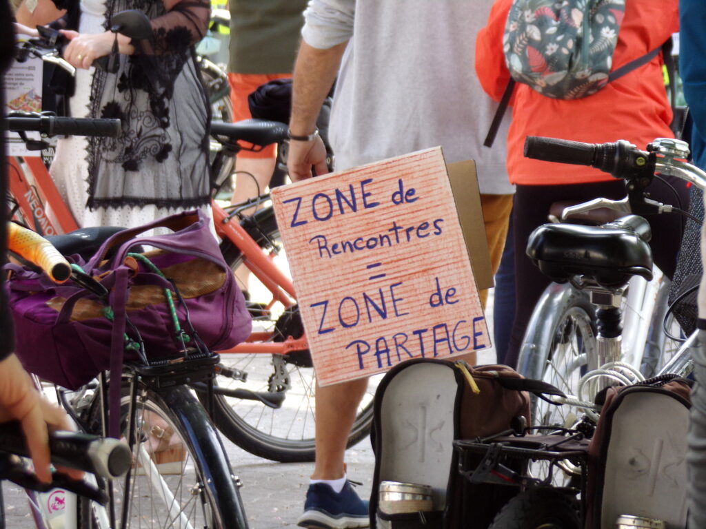 Vélos avec un panneau indiquant "Zone de rencontres = zone de partage"