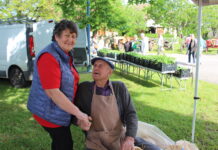 La présidente du foyer rural de saillenard accueil un fidèle exposant